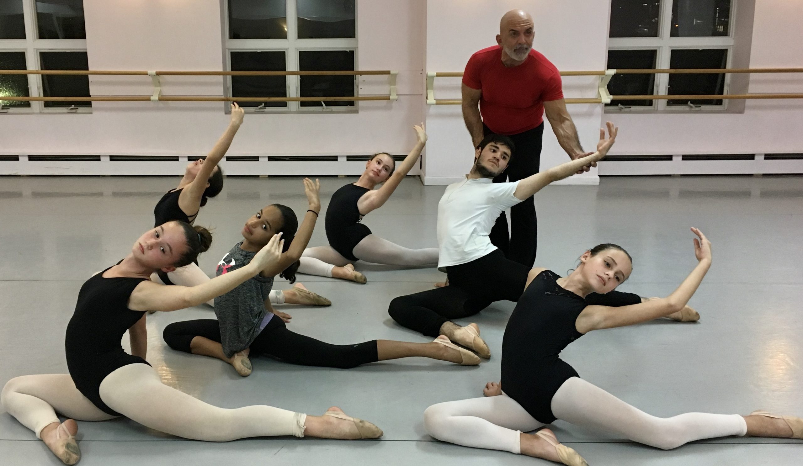 A photo that demonstrates mentoring by Joe Cavise in a jazz class