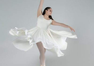 Ballet dancer on pointe sous-sus